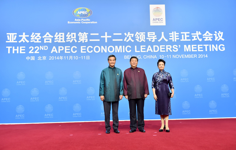 11月10日，国家主席习近平和夫人彭丽媛迎候香港特别行政区行政长官梁振英。 新华社记者 李涛 摄