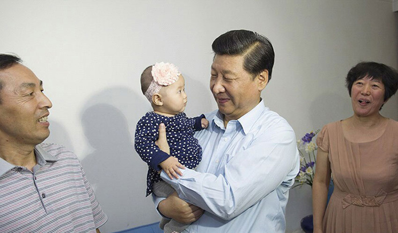 2013年8月28日至31日，习近平来到大连、沈阳等地，深入了解老工业基地调整改造和振兴发展情况。习近平30日下午来到沈阳沈河区多福社区下岗再就业工人丛龙江家看望，关切询问一家人的生活工作情况。看到丛龙江7个月大的孙女，他高兴地把孩子抱起来。孩子十分乖巧，一双眼睛充满童真。习近平笑着说：“很可爱，很安静。”他祝老丛一家生活幸福。