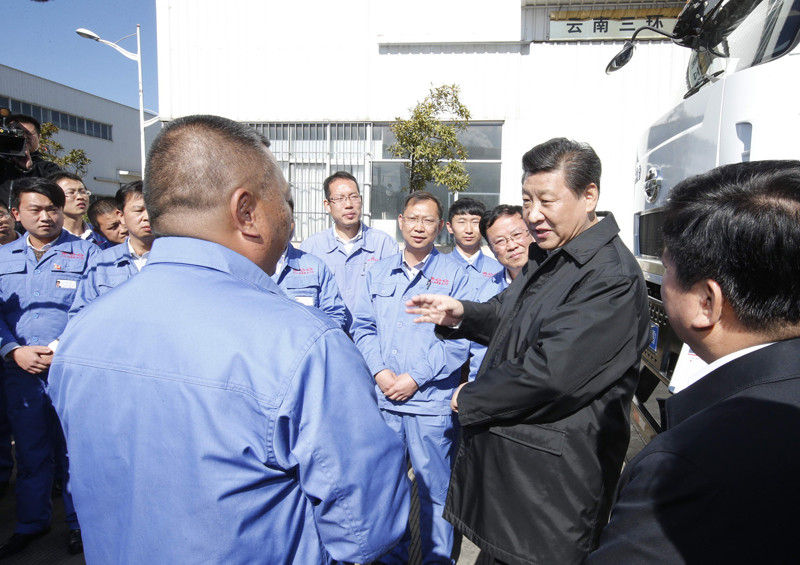 1月20日，习近平来到大理国家级经济技术开发区力帆骏马车辆有限公司，了解企业发展状况。新华社记者 鞠鹏 摄