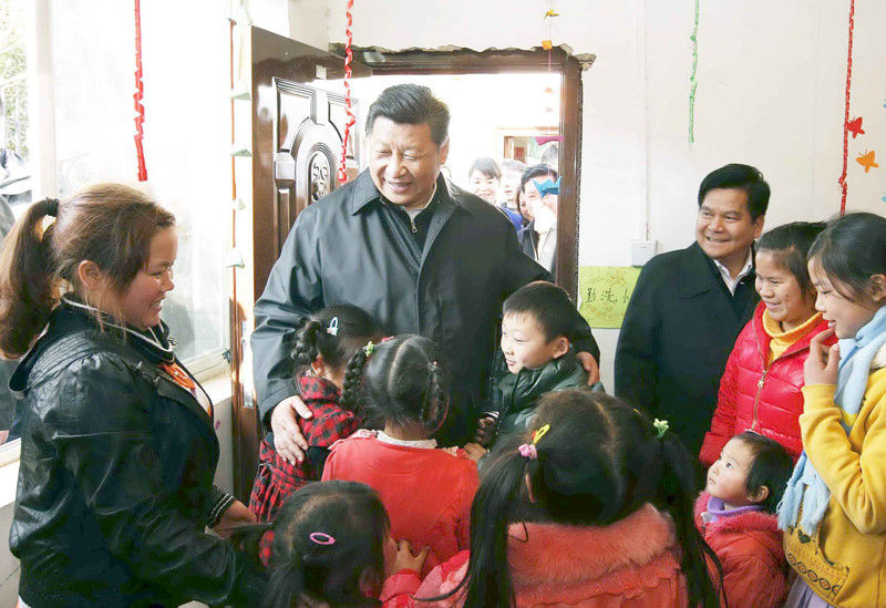 1月19日，习近平来到鲁甸县小寨镇甘家寨红旗社区过渡安置点，走进儿童活动室，同孩子们玩游戏。新华社记者 鞠鹏 摄