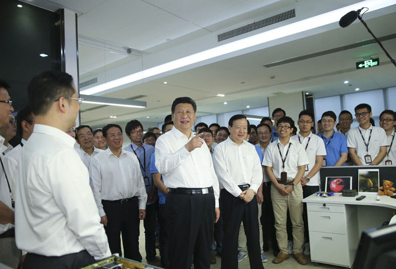 5月26日下午，习近平在杭州海康威视数字技术股份有限公司研发中心勉励科技人员多出成果。新华社记者 兰红光 摄