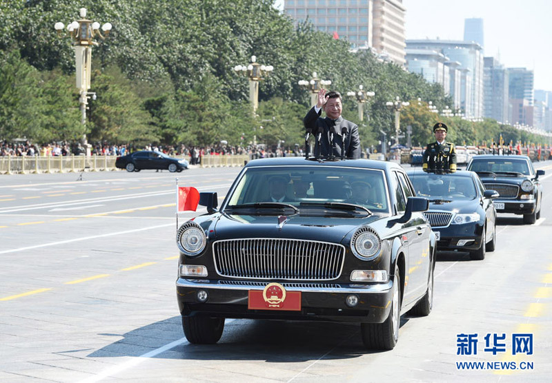 9月3日，纪念中国人民抗日战争暨世界反法西斯战争胜利70周年大会在北京天安门广场隆重举行。这是中共中央总书记、国家主席、中央军委主席习近平检阅受阅部队。新华社记者李学仁摄