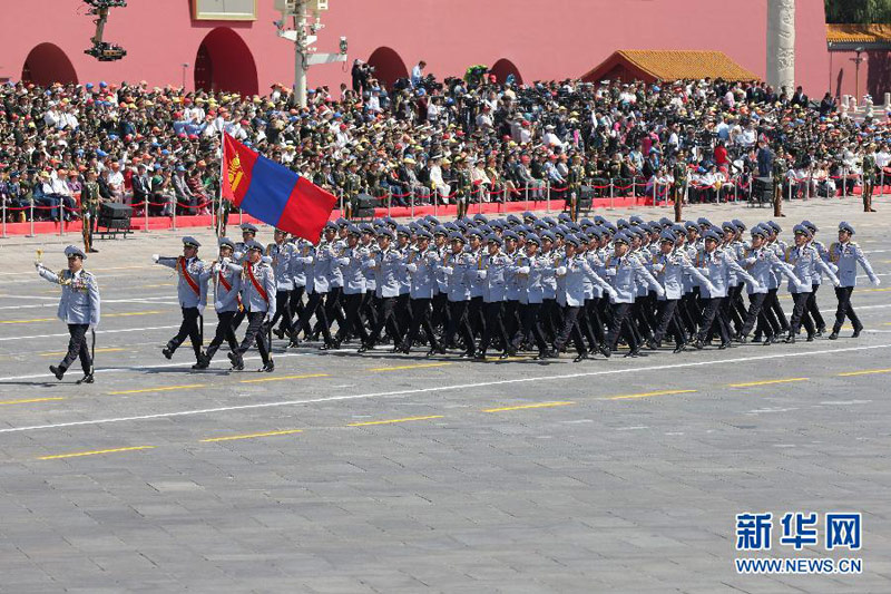 9月3日，中国人民抗日战争暨世界反法西斯战争胜利70周年纪念大会在北京隆重举行。这是蒙古国方队通过天安门广场。 新华社记者李刚摄