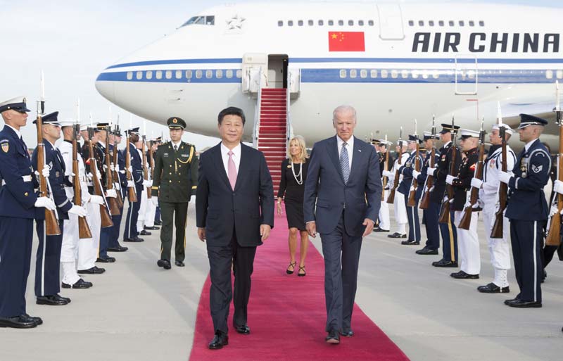 9月24日，國家主席習近平乘專機抵達美國首都華盛頓，繼續對美國進行國事訪問。美國副總統拜登和夫人專程來到機場，熱情歡迎習近平和夫人彭麗媛。新華社記者 黃敬文 攝