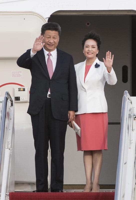 9月24日，国家主席习近平乘专机抵达美国首都华盛顿，继续对美国进行国事访问。这是习近平和夫人彭丽媛乘坐专机抵达华盛顿安德鲁斯空军基地。新华社记者 王晔 摄