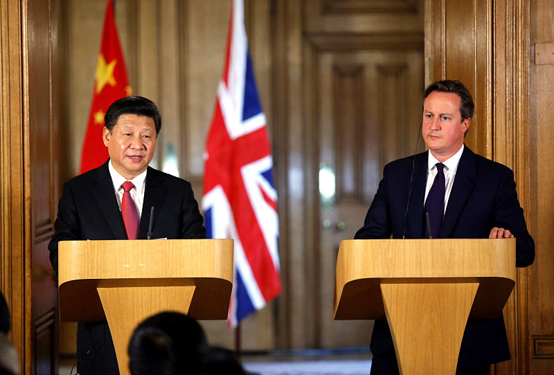 10月21日，国家主席习近平在伦敦唐宁街首相府同英国首相卡梅伦举行会谈。这是会谈结束后，习近平和卡梅伦共同会见记者。新华社记者 鞠鹏 摄