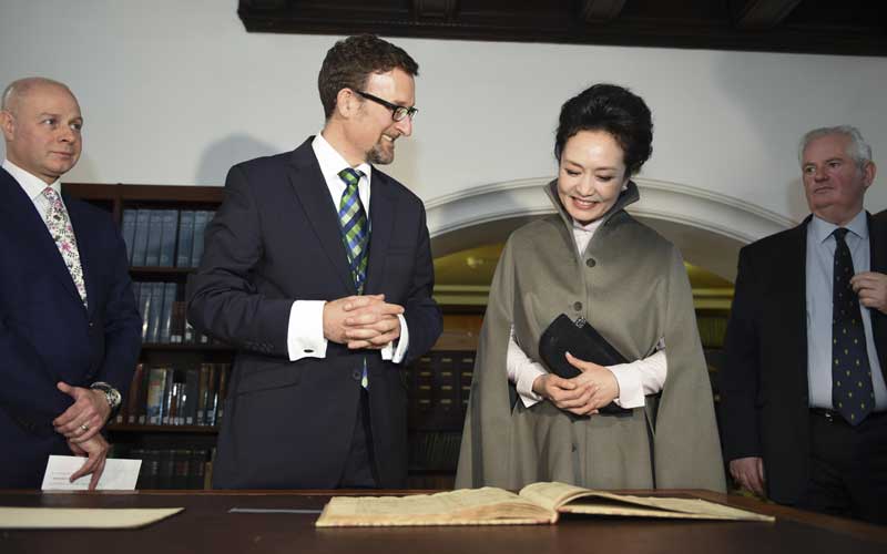 這是彭麗媛觀賞該校圖書館珍藏的音樂大師創作手稿。新華社記者 謝環馳 攝