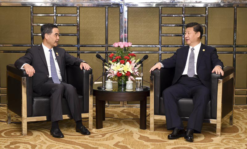 11月18日，国家主席习近平在菲律宾马尼拉会见前来出席亚太经合组织第二十三次领导人非正式会议的香港特别行政区行政长官梁振英。新华社记者 谢环驰 摄