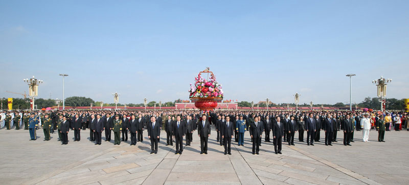 9月30日上午，党和国家领导人习近平、李克强、张德江、刘云山、王岐山、张高丽等来到北京天安门广场，出席烈士纪念日向人民英雄敬献花篮仪式。新华社记者 兰红光 摄