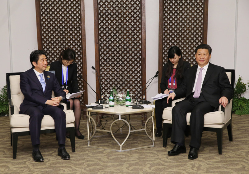 4月22日，国家主席习近平在雅加达应约会见日本首相安倍晋三。新华社记者 兰红光 摄