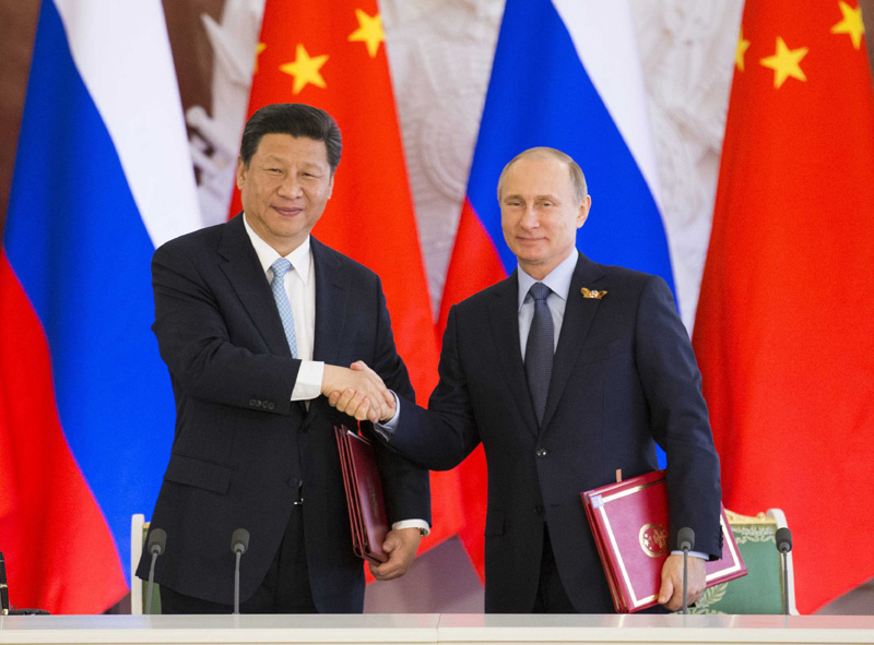 5月8日，国家主席习近平在莫斯科克里姆林宫同俄罗斯总统普京举行会谈。这是会谈后，习近平与普京共同签署联合声明。新华社记者 黄敬文 摄