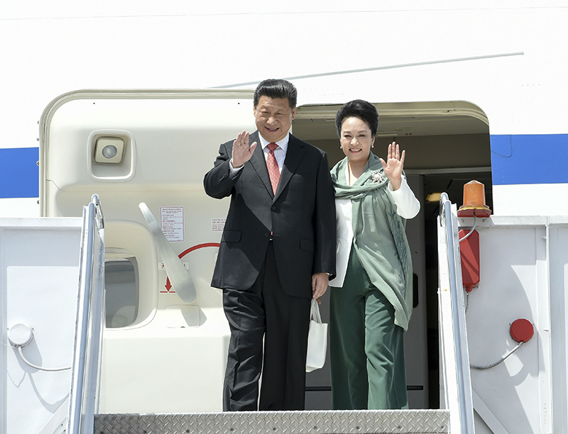 4月20日中午，国家主席习近平抵达伊斯兰堡，开始对巴基斯坦进行国事访问。这是习近平主席和夫人彭丽媛向欢迎人群挥手致意。新华社记者 李学仁 摄