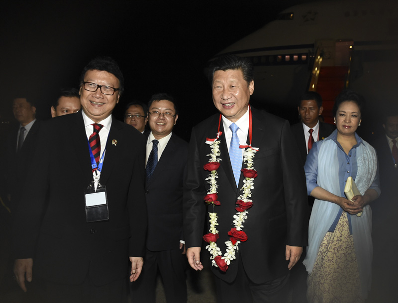 4月21日，国家主席习近平抵达印度尼西亚首都雅加达，应印度尼西亚共和国总统佐科邀请出席亚非领导人会议和万隆会议60周年纪念活动。印度尼西亚内政部长库莫罗和财政部长班邦代表印尼政府到机场迎接习近平主席和夫人彭丽媛。新华社记者 李学仁 摄