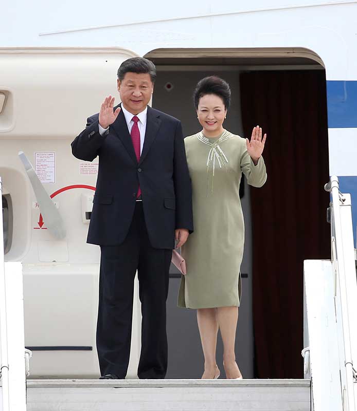 12月2日，国家主席习近平抵达南非首都比勒陀利亚，开始对南非进行国事访问。这是习近平和夫人彭丽媛向欢迎人群挥手致意。新华社记者 庞兴雷 摄