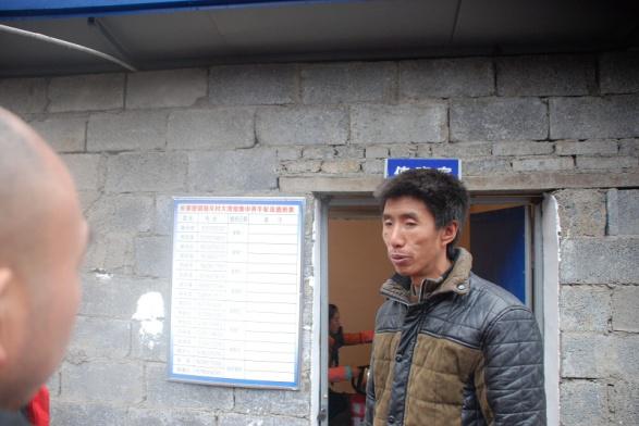 毕节市长春堡镇垭关村大湾组专业合作社每周值班表，合作社内每户出一人，每两人为一组，每组一周只要值班1天，负责看护照料合作社的牛。人民网记者 杨翼 摄