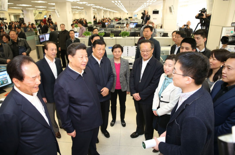 2月19日，中共中央總書記、國家主席、中央軍委主席習近平在北京主持召開黨的新聞輿論工作座談會，並到中央新聞單位調研。這是習近平在新華社國內部同剛從河北正定縣“走基層”回來的記者交談。新華社記者 黃敬文 攝
