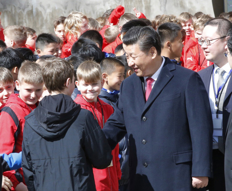 3月29日，国家主席习近平在布拉格同捷克总统泽曼举行会谈。会谈后，两国元首共同会见中捷冰球、足球少年运动员。新华社记者 鞠鹏 摄