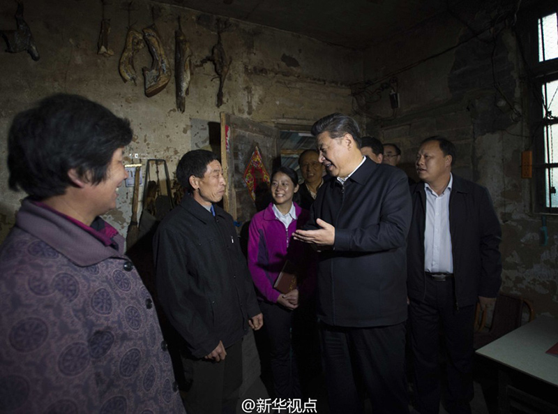 金寨县是国家级首批重点贫困县，2011年被确定为大别山片区扶贫攻坚重点县。24日下午，习近平来到金寨县花石乡大湾村走访村民，同当地干部群众共商脱贫攻坚大计。
