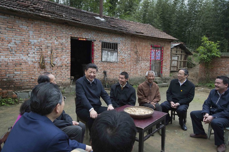 这是4月24日下午，习近平在六安市金寨县花石乡大湾村向村民们了解脱贫工作情况。新华社记者 李学仁 摄