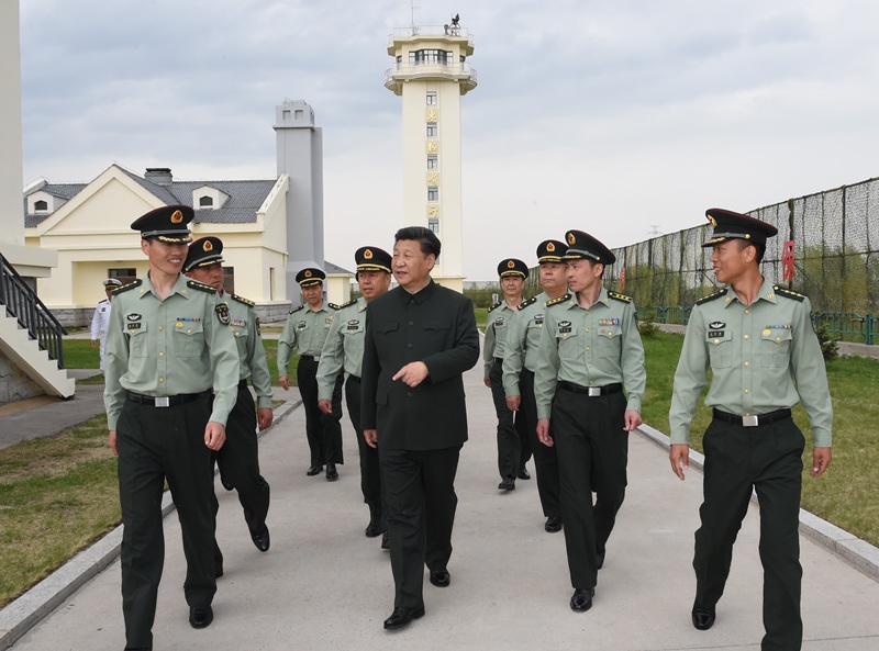 5月24日、25日，中共中央总书记、国家主席、中央军委主席习近平亲切看望慰问驻黑龙江部队，代表党中央和中央军委向广大官兵致以诚挚的问候。这是5月24日，习近平视察驻黑瞎子岛边防某团10连，了解连队建设情况。新华社记者 李刚 摄