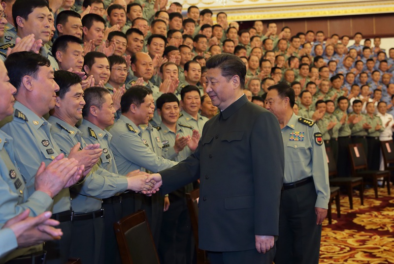 5月24日、25日，中共中央总书记、国家主席、中央军委主席习近平亲切看望慰问驻黑龙江部队，代表党中央和中央军委向广大官兵致以诚挚的问候。这是5月25日，习近平在哈尔滨接见驻黑龙江部队师以上领导干部和作战团单位主官。新华社记者 李刚 摄