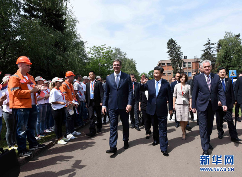 6月19日上午，国家主席习近平在贝尔格莱德参观河钢集团塞尔维亚斯梅代雷沃钢厂。习近平抵达时，塞尔维亚总统尼科利奇、总理武契奇在停车处热情迎接。钢厂工人和家属、当地市民数千人夹道欢迎。新华社记者 饶爱民 摄