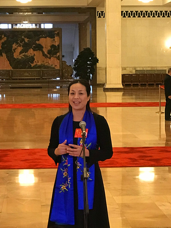 十九大代表楊小玲參加“黨代表通道”第二場採訪活動。（人民網記者 柴哲彬 攝）