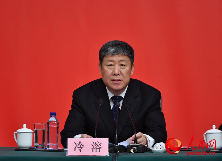 圖：中央文獻研究室主任冷溶介紹情況