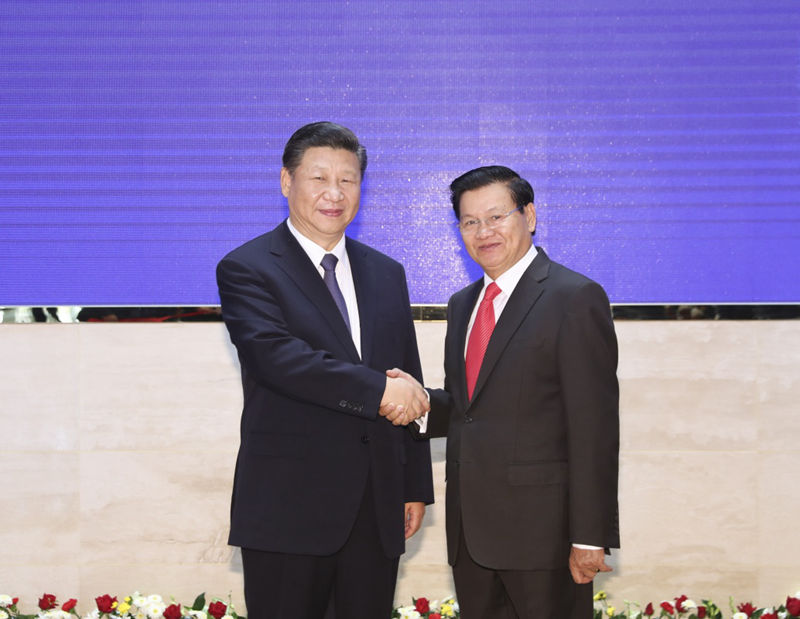 11月14日，中共中央總書記、國家主席習近平在萬象國家會議中心會見老撾總理通倫。 新華社記者 丁林 攝