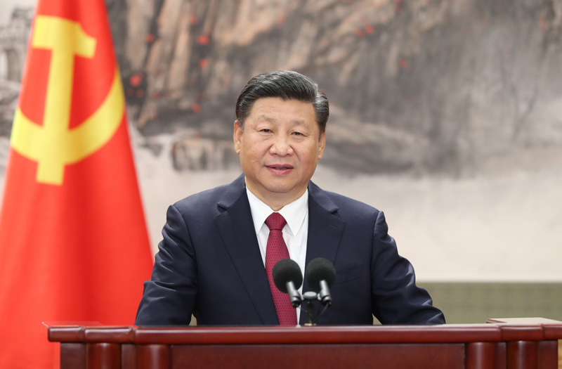 10月25日，剛剛在中國共產黨第十九屆中央委員會第一次全體會議上當選的中共中央總書記習近平和中共中央政治局常委李克強、栗戰書、汪洋、王滬寧、趙樂際、韓正在人民大會堂同採訪十九大的中外記者親切見面。這是習近平發表重要講話。 新華社記者 丁海濤 攝