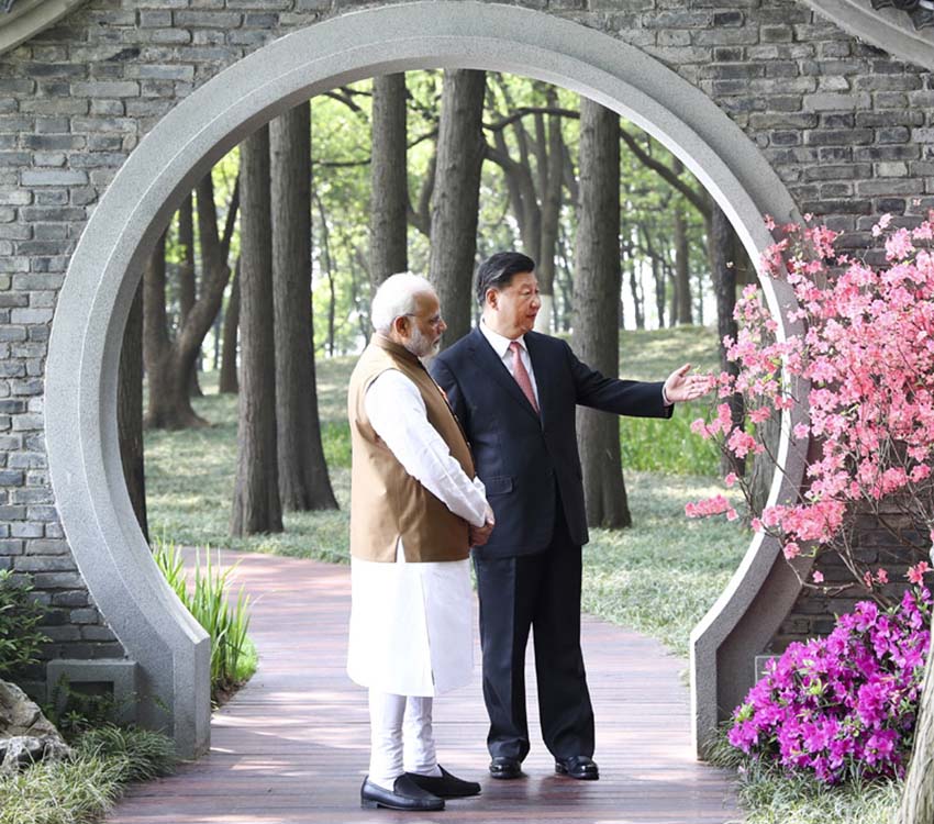 4月27日和28日，國家主席習近平在武漢東湖賓館同印度總理莫迪舉行非正式會晤。這是4月28日，習近平同莫迪散步交談。 新華社記者謝環馳 攝