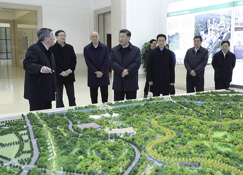 1月16日至18日，中共中央總書記、國家主席、中央軍委主席習近平在京津冀考察，主持召開京津冀協同發展座談會並發表重要講話。這是1月18日上午，習近平在北京城市副中心市委辦公樓主樓詳細了解副中心重大工程項目規劃建設情況。 新華社記者 鞠鵬 攝