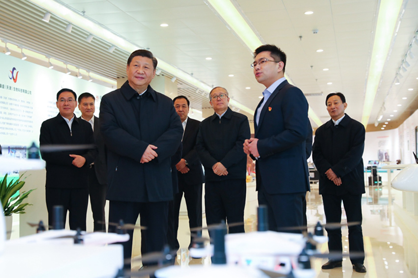 1月17日，中共中央總書記、國家主席、中央軍委主席習近平在天津考察調研。這是習近平在天津濱海——中關村協同創新展示中心仔細觀看無人機集群智能控制系統產品展示。 新華社記者 謝環馳 攝