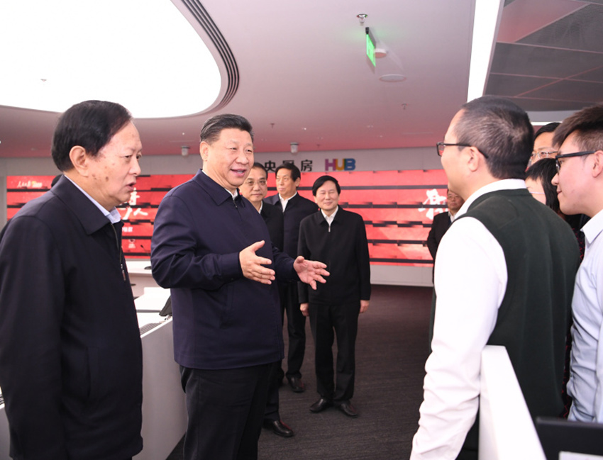 1月25日，中共中央政治局在人民日報社就全媒體時代和媒體融合發展舉行第十二次集體學習。這是中共中央總書記習近平在人民日報“中央廚房”同採編人員親切交談。 新華社記者 燕雁 攝