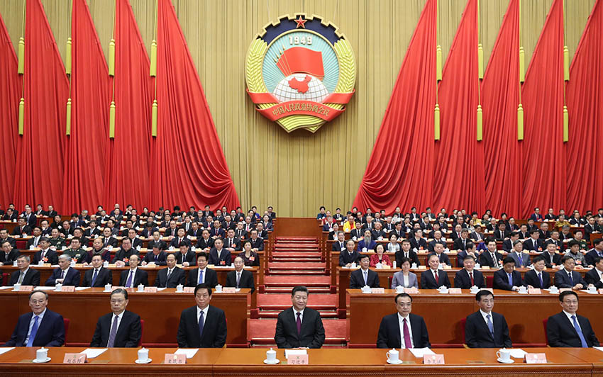 3月3日，中國人民政治協商會議第十三屆全國委員會第二次會議在北京人民大會堂開幕。這是習近平、李克強、栗戰書、王滬寧、趙樂際、韓正、王岐山在主席台就座。 新華社記者 鞠鵬 攝