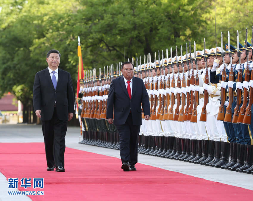 4月30日，中共中央總書記、國家主席習近平在北京同老撾人民革命黨中央總書記、國家主席本揚舉行會談。這是會談前，習近平在人民大會堂東門外廣場為本揚舉行歡迎儀式。 新華社記者 劉衛兵 攝