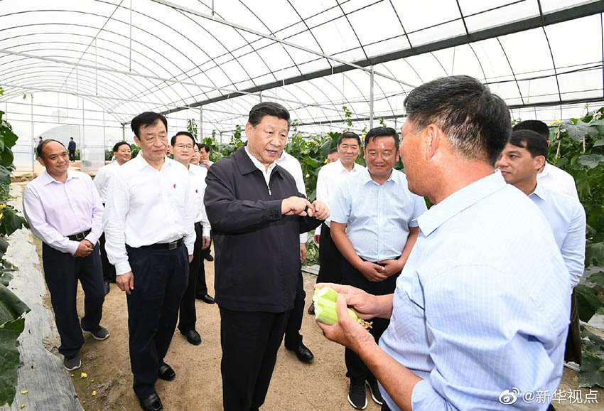 5月20日，中共中央總書記、國家主席、中央軍委主席習近平深入贛南老區考察調研。這是習近平在江西省於都縣梓山富硒蔬菜產業園同村民親切交談。 新華社記者 謝環馳 攝