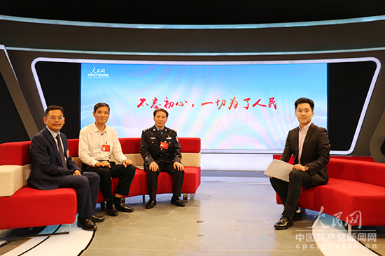 宝音德力格尔、钟佰均、黎勇做客人民网全国“人民满意的公务员”和“人民满意的公务员集体”获奖者特别访谈 （任佳晖摄）