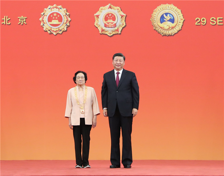 9月29日，中華人民共和國國家勛章和國家榮譽稱號頒授儀式在北京人民大會堂金色大廳隆重舉行。中共中央總書記、國家主席、中央軍委主席習近平向“共和國勛章”獲得者屠呦呦頒授勛章。 新華社記者 王曄 攝