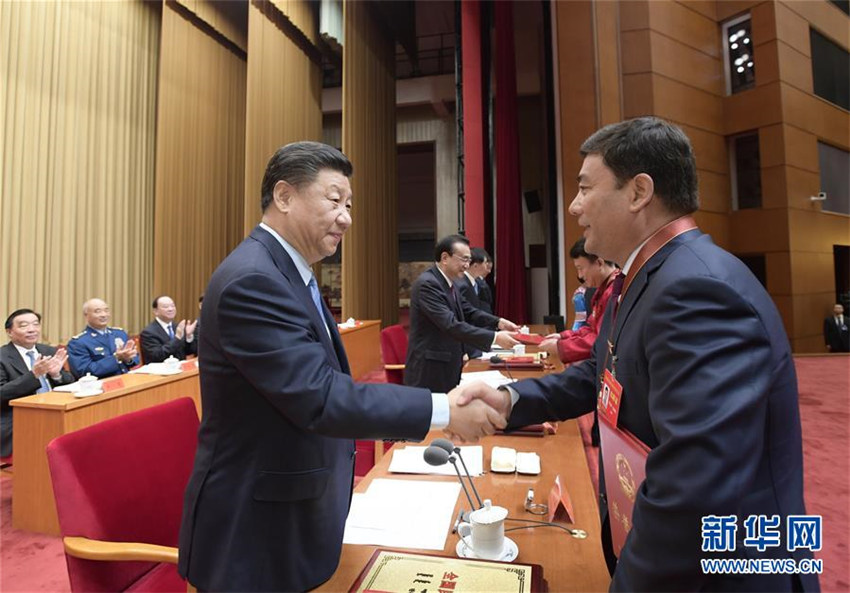 9月27日，全國民族團結進步表彰大會在北京舉行。這是習近平等向受表彰的模范集體和模范個人代表頒獎。 新華社記者 李學仁 攝