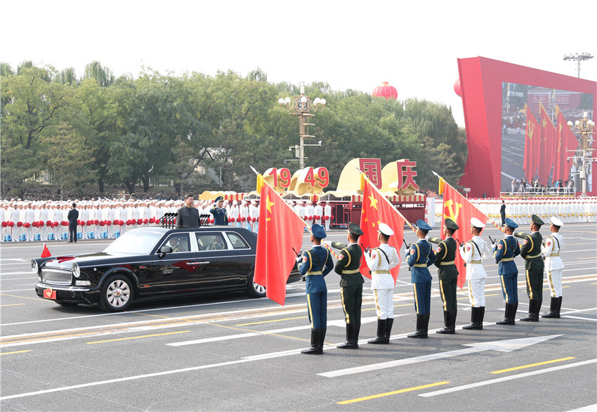 10月1日，慶祝中華人民共和國成立70周年大會在北京天安門廣場隆重舉行。中共中央總書記、國家主席、中央軍委主席習近平發表重要講話並檢閱受閱部隊。這是習近平驅車行進至黨旗、國旗、軍旗前，向旗幟行注目禮。 新華社記者 丁海濤 攝