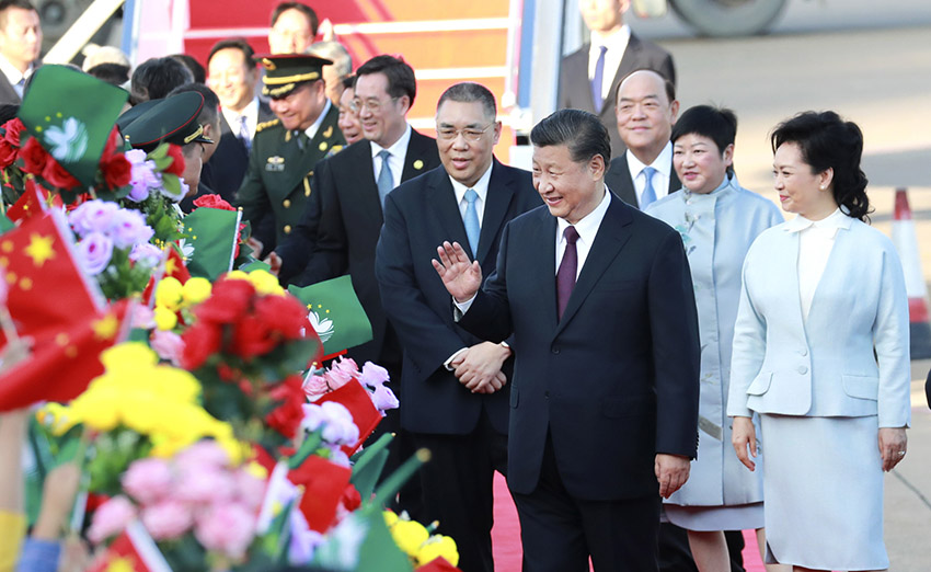 12月18日，中共中央總書記、國家主席、中央軍委主席習近平乘專機抵達澳門，出席將於20日舉行的慶祝澳門回歸祖國20周年大會暨澳門特別行政區第五屆政府就職典禮並視察澳門。這是習近平和夫人彭麗媛向歡迎人群致意。 新華社記者 龐興雷 攝