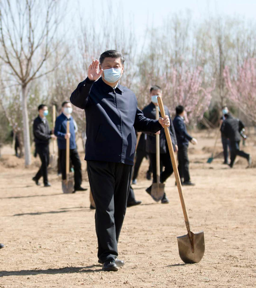4月3日，黨和國家領導人習近平、李克強、栗戰書、汪洋、王滬寧、趙樂際、韓正、王岐山等來到北京市大興區舊宮鎮參加首都義務植樹活動。這是習近平拿起鐵鍬走向植樹地點，向正在植樹的干部群眾揮手致意。 新華社記者 丁海濤 攝