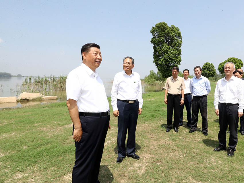 8月18日至21日，中共中央總書記、國家主席、中央軍委主席習近平在安徽省考察。這是19日上午，習近平在馬鞍山市薛家窪生態園，察看長江水情水勢和岸線生態環境。 新華社記者 鞠鵬 攝