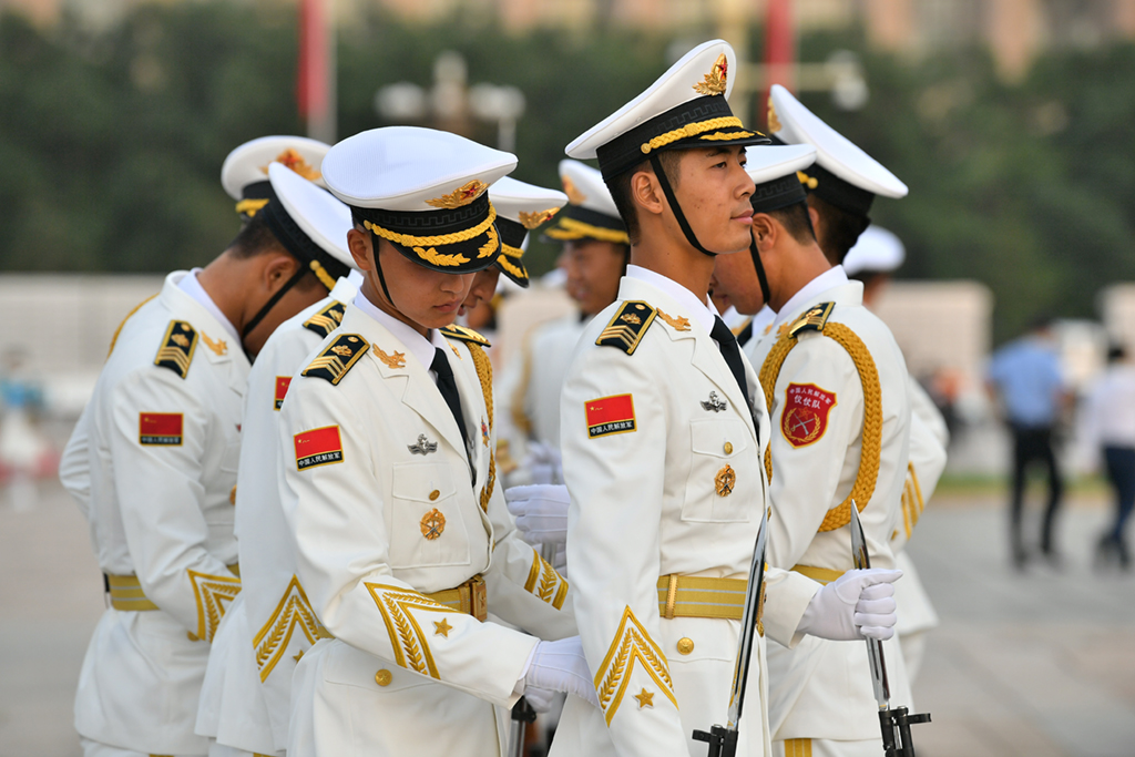 这是清晨，中国人民解放军仪仗队队员在整理服装。新华社记者 孙非 摄