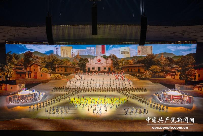 歌舞《土地》再现中国共产党建立革命根据地，打土豪分田地，帮助群众解决困难，深得百姓拥护的场景。人民网记者 翁奇羽摄