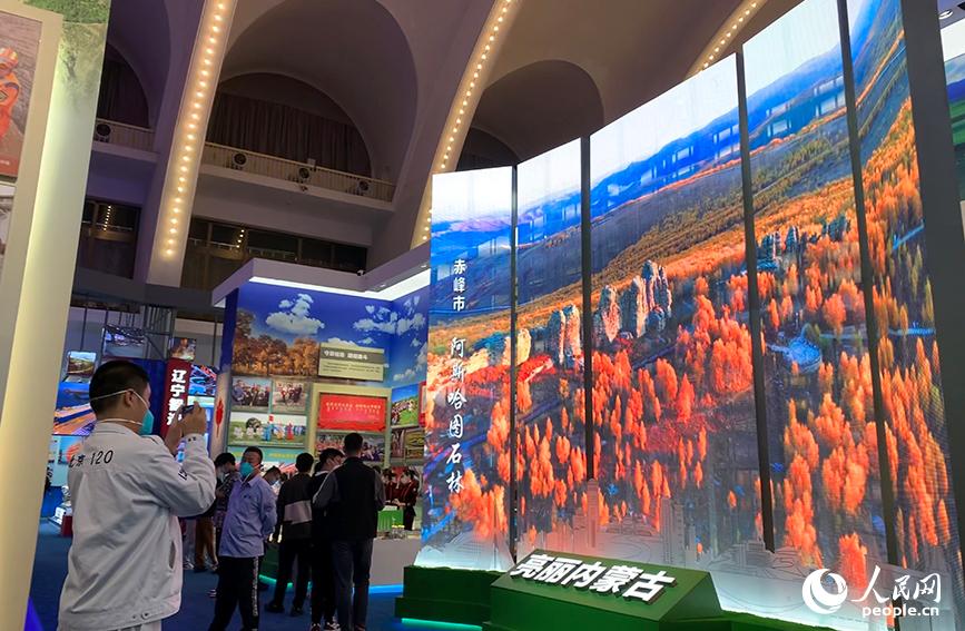 “奮進新時代”主題成就展現場。皇甫萬裡攝
