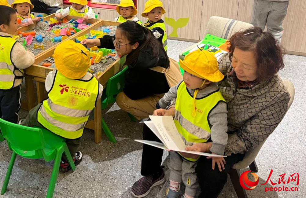 长者食堂老幼同乐功能区。人民网 肖聪聪 摄