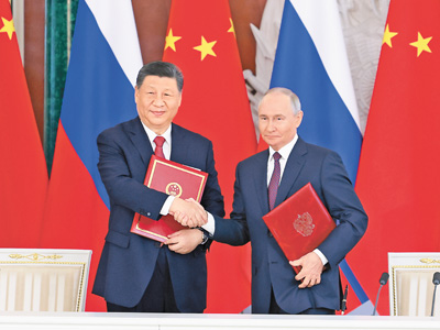 当地时间5月8日上午，俄罗斯总统普京同中国国家主席习近平在莫斯科克里姆林宫举行会谈。会谈后，两国元首共同签署《中华人民共和国和俄罗斯联邦在纪念中国人民抗日战争、苏联伟大卫国战争胜利和联合国成立80周年之际关于进一步深化中俄新时代全面战略协作伙伴关系的联合声明》。新华社记者  王  晔摄