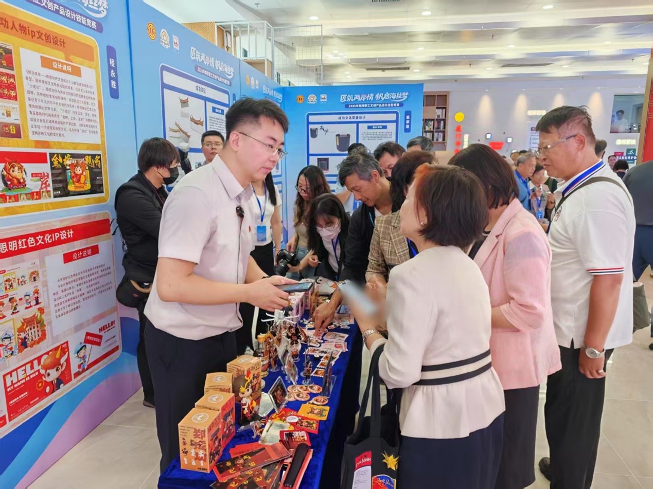 《成功青年》IP產品受到現場嘉賓的關注和喜愛。人民網 肖聰聰攝
